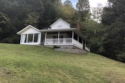 Image de Restored 1800s Farmhouse in Beautiful Hocking Hills