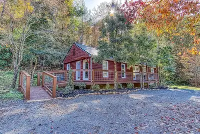 Image de A 2-Bedroom Smoky Mountain Cabin with Hot Tub, Fire Pit & Scenic Duck Pond