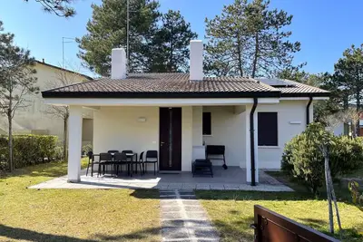 Image de Villa avec grand jardin et piscine