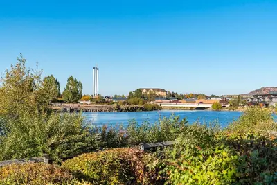 Image de Bluebird Day - Smokestack River House
