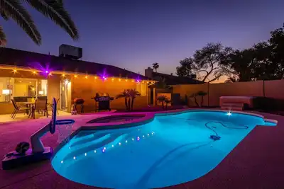 Image de Scottsdalestays Million Dollar Home 4 blocks to Kierland-Pool-Hot Tub-Theater.