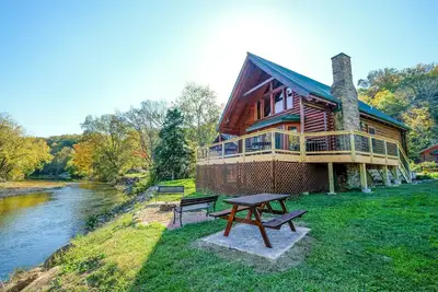 Image de 1 mile from Pigeon Forge-River frontage-outdoor kitchen-fire pit-Hot Tub-Great Fishing