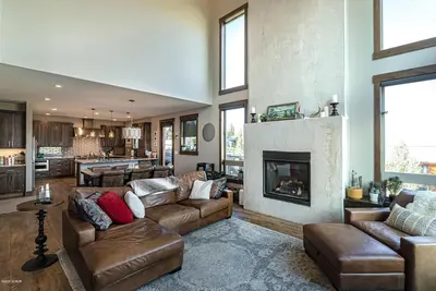 Image de Expansive views, luxury furnishings & a hot tub for easing weary muscles