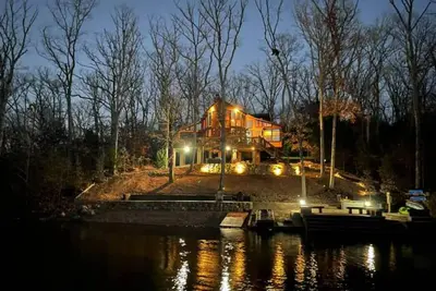 Image de Luxury, Lakefront Chalet; Dock, Grills, Sasquatch & Firepits with a view