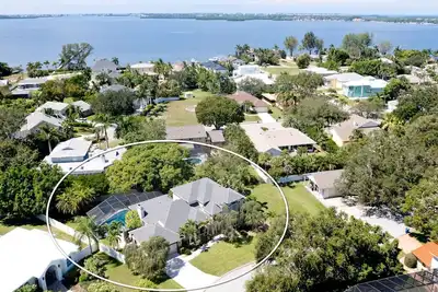 Image de Luxury Family Escape: Spacious 4br, Pool, Close to Ami, Dining & Attractions!