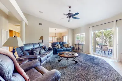 Snowbird-friendly house with mountain view, pool, on-site golf, and central Ac