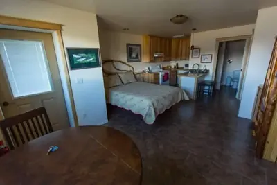 Image de Suite Queen avec une cuisine et une salle de bain privée