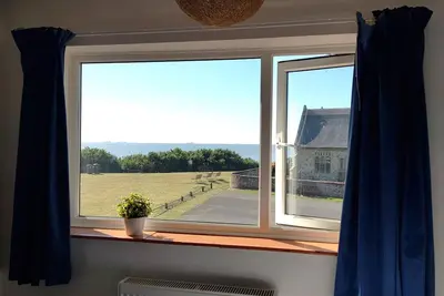 Image de Sea View House: Large modern Beachfront home with downstairs Bedroom & Bathroom