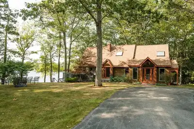 Image de Exceptional, classic Lakefront House on Big Sebago Lake