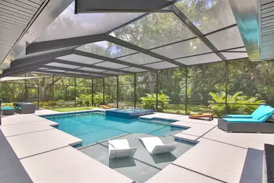 Image de 6 Bed 4 Bath Home Heated Pool Spa & Golf Simulator