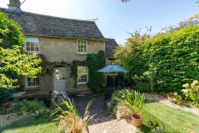 Image de Charming Cotswold Cottage in Fulbrook - The Reading Room