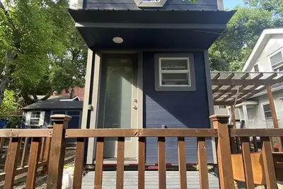Image de Tree View Tiny House - light filled, stone patio, close to Lewis & Clark, Ohsu