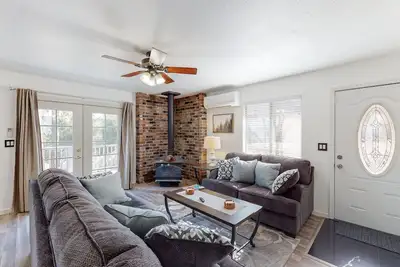 Image de Lovely home away w/ wraparound deck, gas grill, full kitchen, & stylish decor