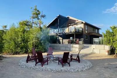 Image de Modern cottage in the Bruce Peninsula with amazing sunset views.