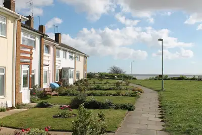 Image de 5 Sea View Walk - comfortable family home right on the beach, free parking, pets