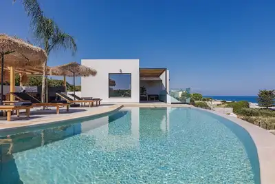 Villa Zelda - Private Infinity Pool & Superb Seaview, 500m from Beach
