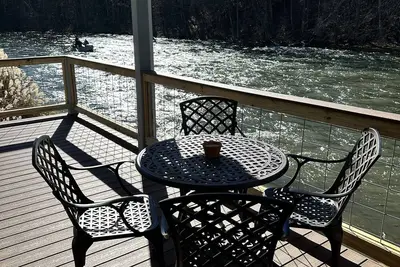 Image de Enchanting 2 Bedroom Cottage with Porch over the South Holston River & Firepit!