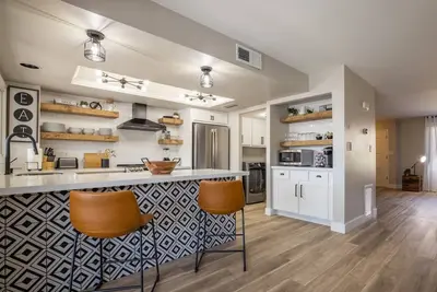 Image de Modern Rustic + Spacious Townhome in Old Town