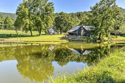 Pond and Hot Tub and Firepit Retreat