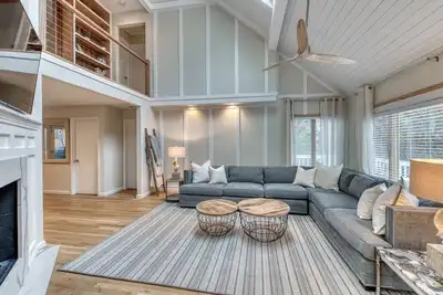 Image de Newly Renovated Oasis + HotTub! Southampton/Sag steps to Beach/Tennis/Pickleball