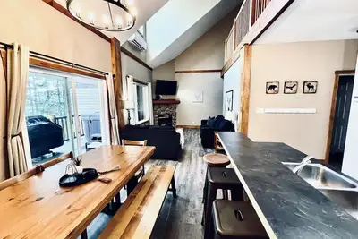 Image de 🖤Side by Side Ski in/out condos, 6 beds, 6 pullouts, 6 baths, two hottubs, A\\C 🖤