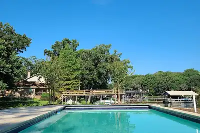 Image de Luxury Lakefront @ Cedar Creek. Private luxury heated pool and Hot Tub!