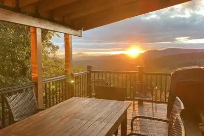 Image de Private luxury home, sunset\/mountain views, game room, pet-friendly, sleeps 22
