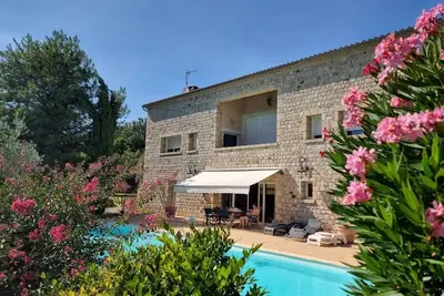 Image de Grande Villa - Haut Standing - Grand Jardin - Piscine - Sauna - Terrasse