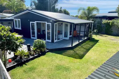 Image de Whangamata: Quintessential ‘Kiwi Bach' near the beach and surf club