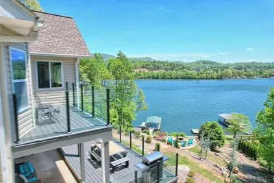 Image de Sunnyside Shores by Chatuge Home Concierge | Lakefront · Private Dock w/ Covered Boat Slip · Deep Water Year-Round · Hot Tub · Firepit · Grill