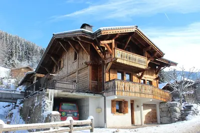 Image de Central Moderne Chalet. 13 personnes dans 6 chambres. Jacuzzi extérieur privé.