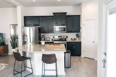 Image de New Mid-Century Modern Family Home Close to Austin