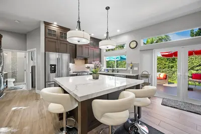 Image de Coastal Escape | 2br/2b | w/King En-suite | Ac | Outdr Deck w/Bbq | BalconyViews