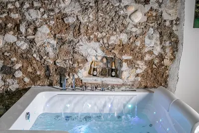 Image de Salerno Centro, 100 meters from the sea, artist lights, hot tub. Perfect