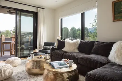 Image de Outpost: One Town Hill 202 - Base of Snow King Mtn