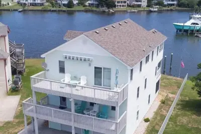 Image de Canal Front Home with Private Dock, Multiple Decks & Hot Tub