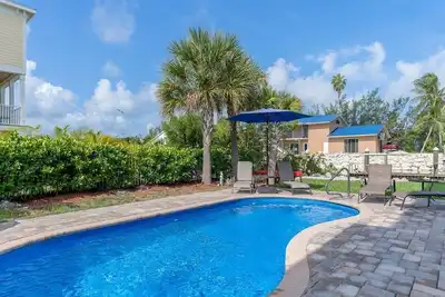 Image de Adventures in Paradise at Sombrero Beach ~ Pet friendly waterfront pool home, 26' dock