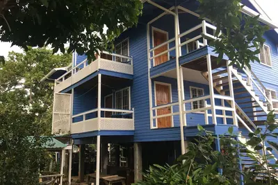 Image de Utila's The Gardens ~ Top Floor Upscale Apartments