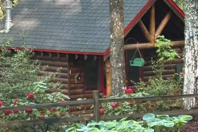 Image de Small cozy log cabin sleeps two, where nature abounds near the Tallulah River