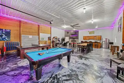 Image de Amazing & A Party Barn… Hot Tub, Pl TBl, Png Png, & Arcade! Access To Pools!