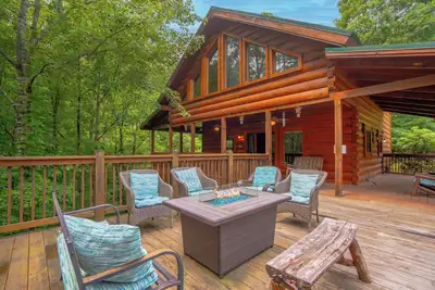 Image de Majestic Splendor Lodge: Spacious deck, Home Theater, Game Room, Wooded View, near Attractions!