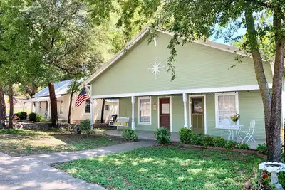 Image de Compass Cottage in Historic Glen Rose