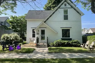 Image de Downtown Charlevoix / Pontoon Rental / 4 Br / Driveway / 1st Floor Master-Suite