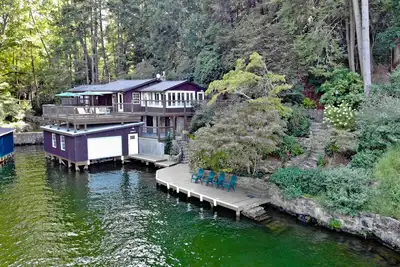 Historic Lake Front Home - Fire Pit, Large Boathouse Deck, Kayaks