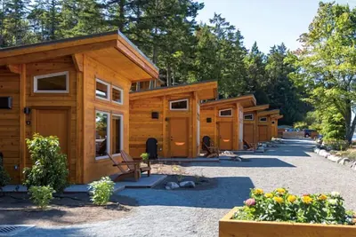 Image de Snug Harbor Resort and Marina - One Bedroom Waterfront Cabin Handicap Access