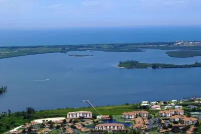 Image de Magnifique communautaire Riverfront. Gratuit Dockage de bateau. Réflexions