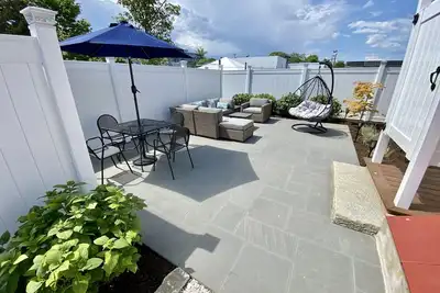 Image de Location & Quality! Right in town, freshly renovated, near everything u need!
