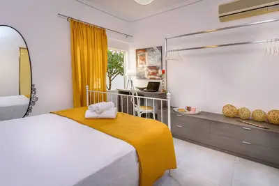 Image de Home in Beating Heart of old Town, with parking!