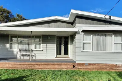 Image de Cosy Mid-Century home, Central, Off Street Parking and Fur Baby Friendly