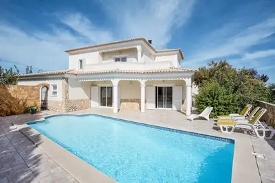 Image de Maison de vacances spacieuse \"Casa das Romanzeiras\" avec piscine, jardin et terrasses